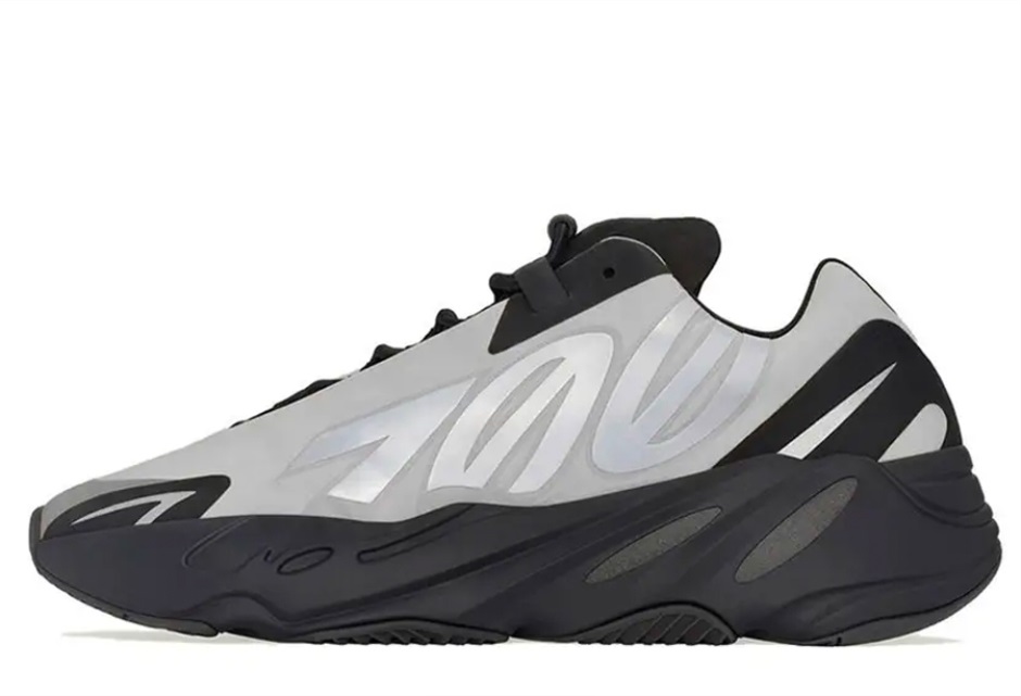 Yeezy Boost 700 MNVN Metallic Klekt